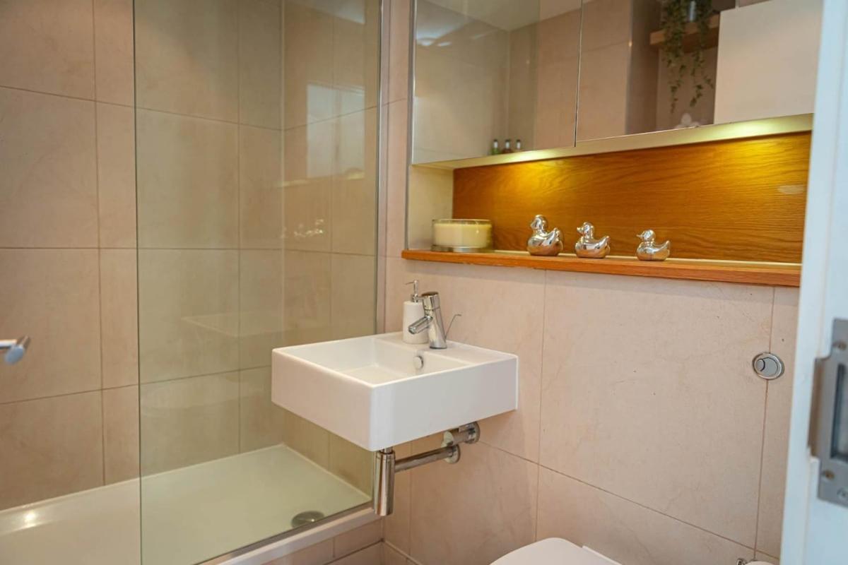 Penthouse - Canary Wharf - 24 Hr Concierge, Gym, Hot Tub, Sauna, Balcony, Terrace Appartamento Londra