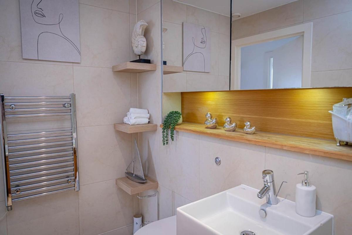 Appartamento Penthouse - Canary Wharf - 24 Hr Concierge, Gym, Hot Tub, Sauna, Balcony, Terrace *