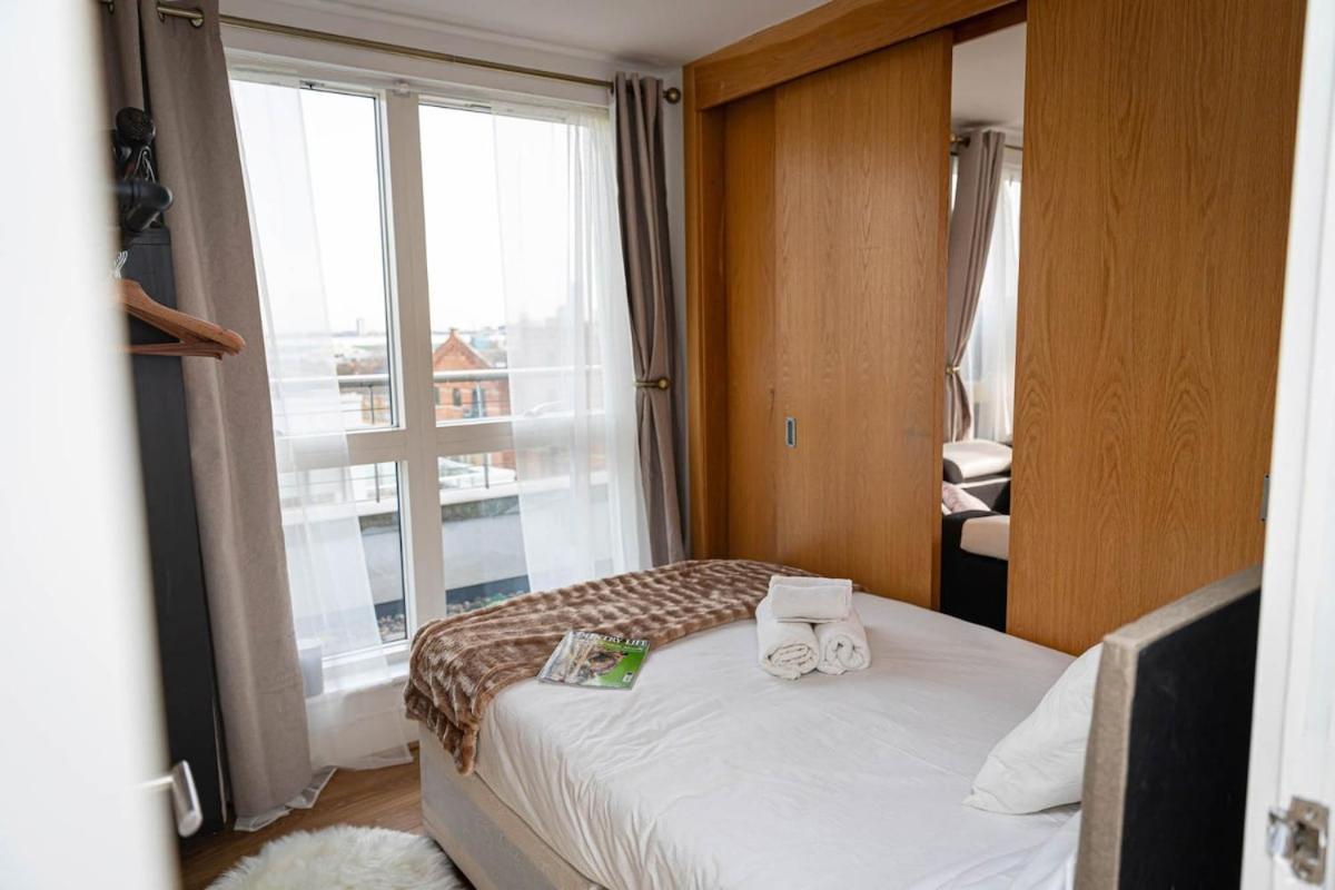 Penthouse - Canary Wharf - 24 Hr Concierge, Gym, Hot Tub, Sauna, Balcony, Terrace Londra