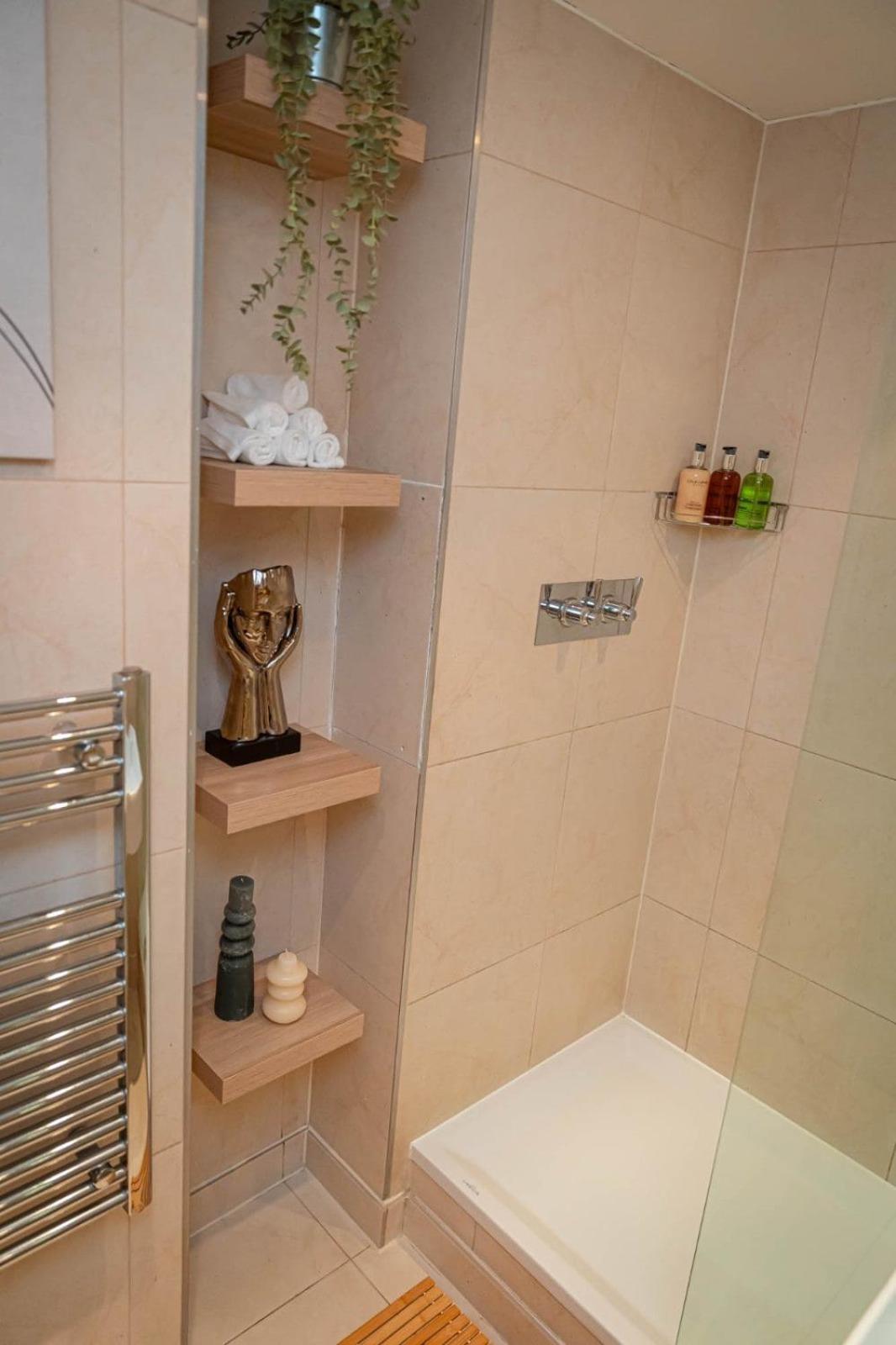 Penthouse - Canary Wharf - 24 Hr Concierge, Gym, Hot Tub, Sauna, Balcony, Terrace * Londra