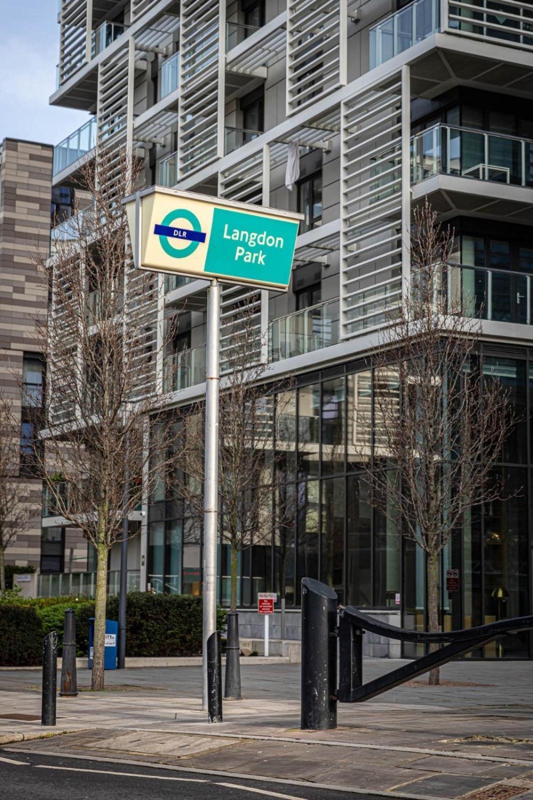 Penthouse - Canary Wharf - 24 Hr Concierge, Gym, Hot Tub, Sauna, Balcony, Terrace * Londra