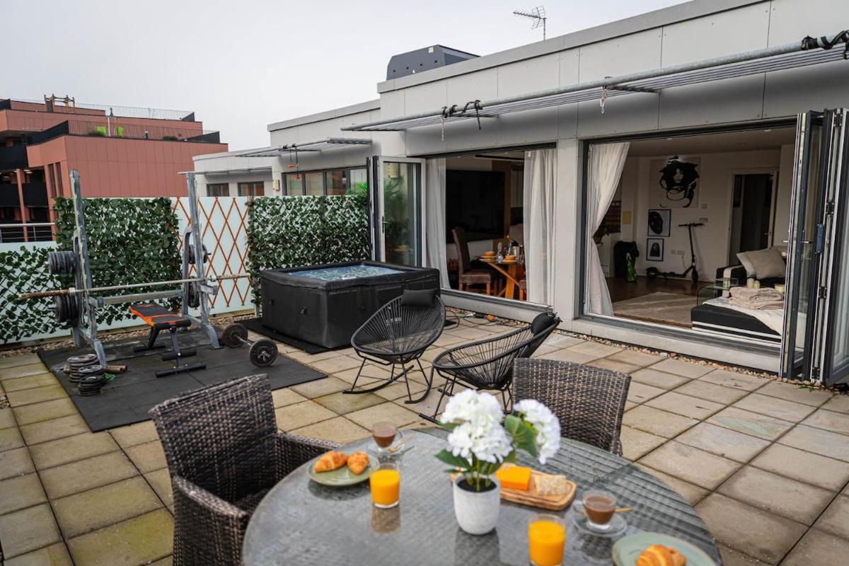 Penthouse - Canary Wharf - 24 Hr Concierge, Gym, Hot Tub, Sauna, Balcony, Terrace Appartamento