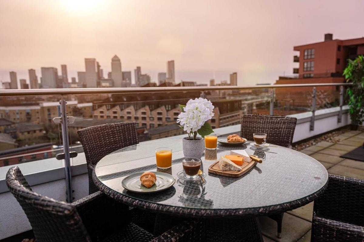 Penthouse - Canary Wharf - 24 Hr Concierge, Gym, Hot Tub, Sauna, Balcony, Terrace * Londra