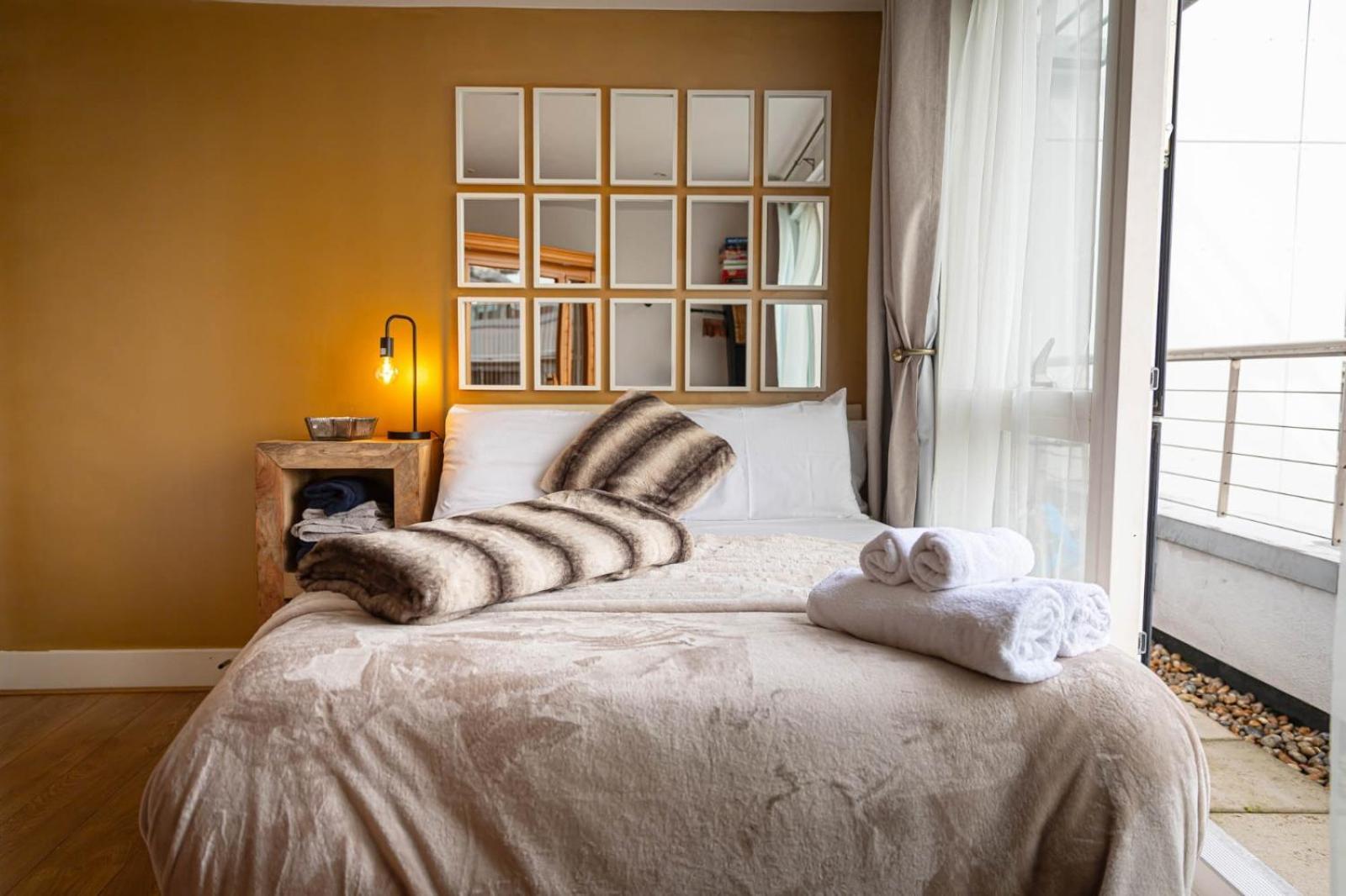 Penthouse - Canary Wharf - 24 Hr Concierge, Gym, Hot Tub, Sauna, Balcony, Terrace * Londra